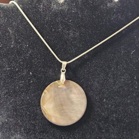 Sterling Silver Mother Of Pearl Pendant On 32" Chain - Picture 4 of 14